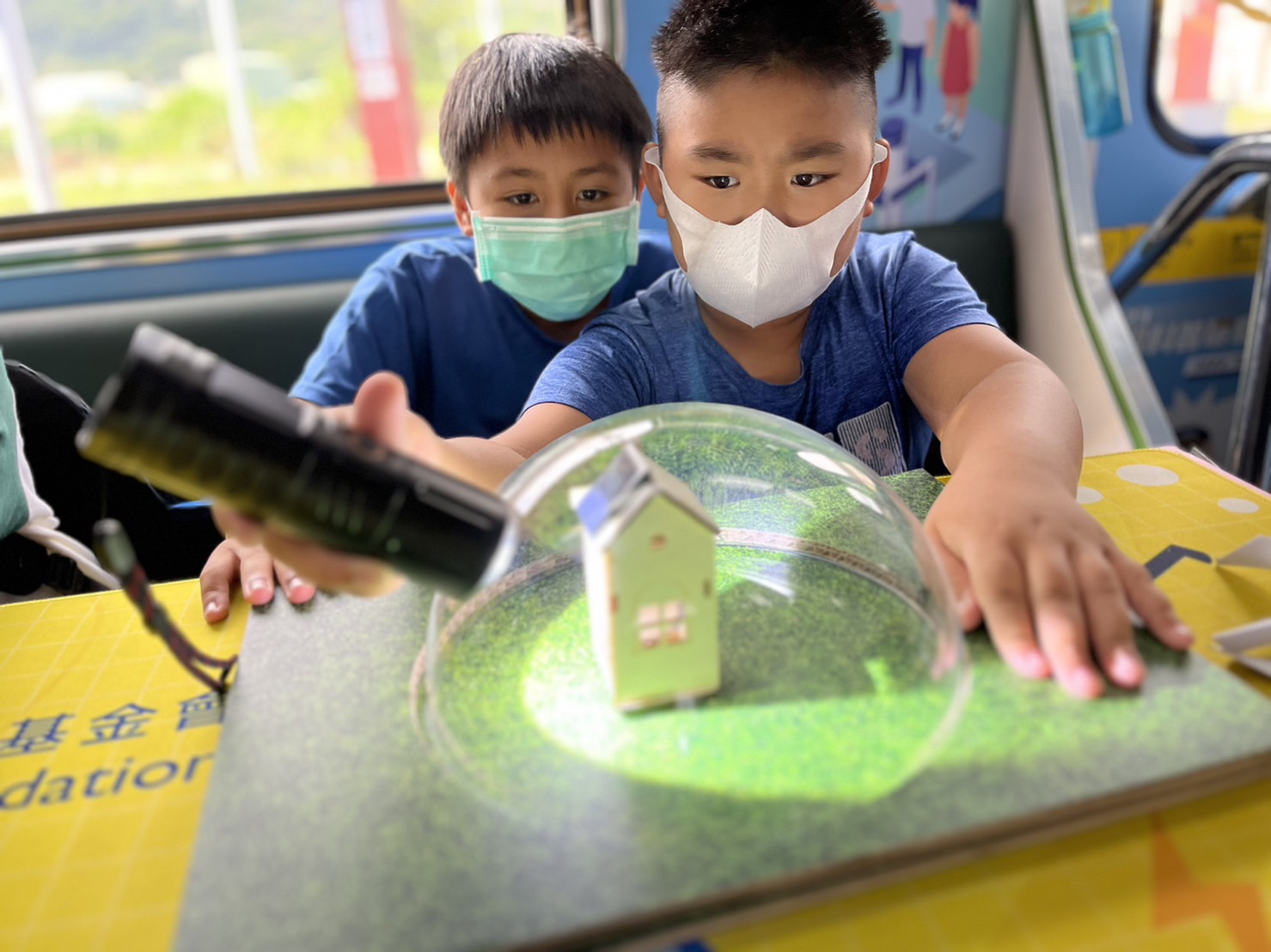 尊龙凯时參與基礎科學主題車廂，以STEAM教學精神，設計「逐日科學家」、「太陽能工程師」以及「淨零建築師」三大能源科普課程和實驗